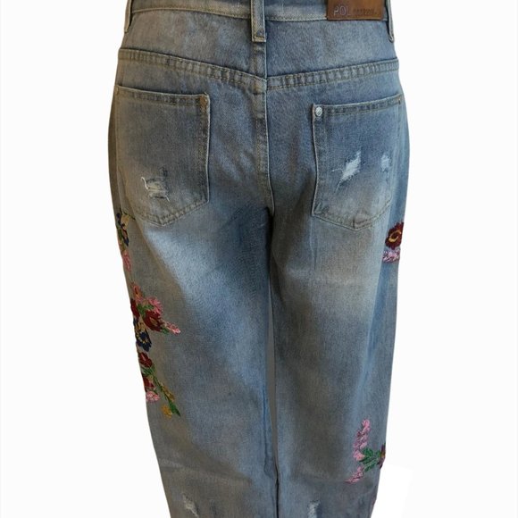SALE!!!!!! NWT Floral Embroidered Light Denim Jeans - Picture 9 of 10